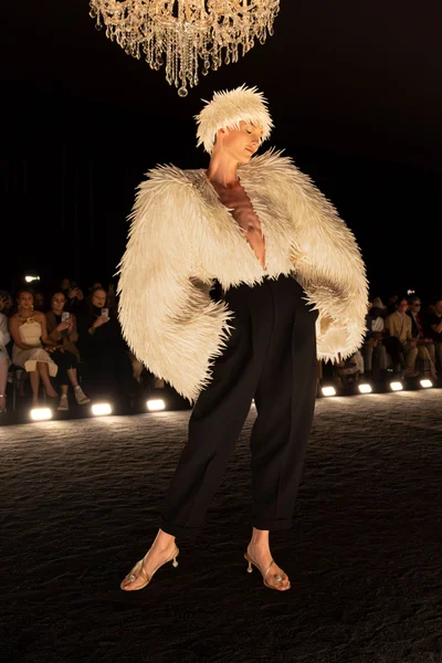 Look 16
